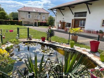 Gîte pour 3 personnes, avec jardin à Crottet