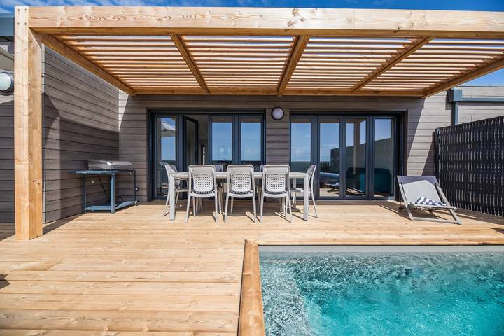 Location de vacances pour 8 personnes, avec terrasse et jardin ainsi que piscine et bassin pour enfant, adapté aux familles à Lecci