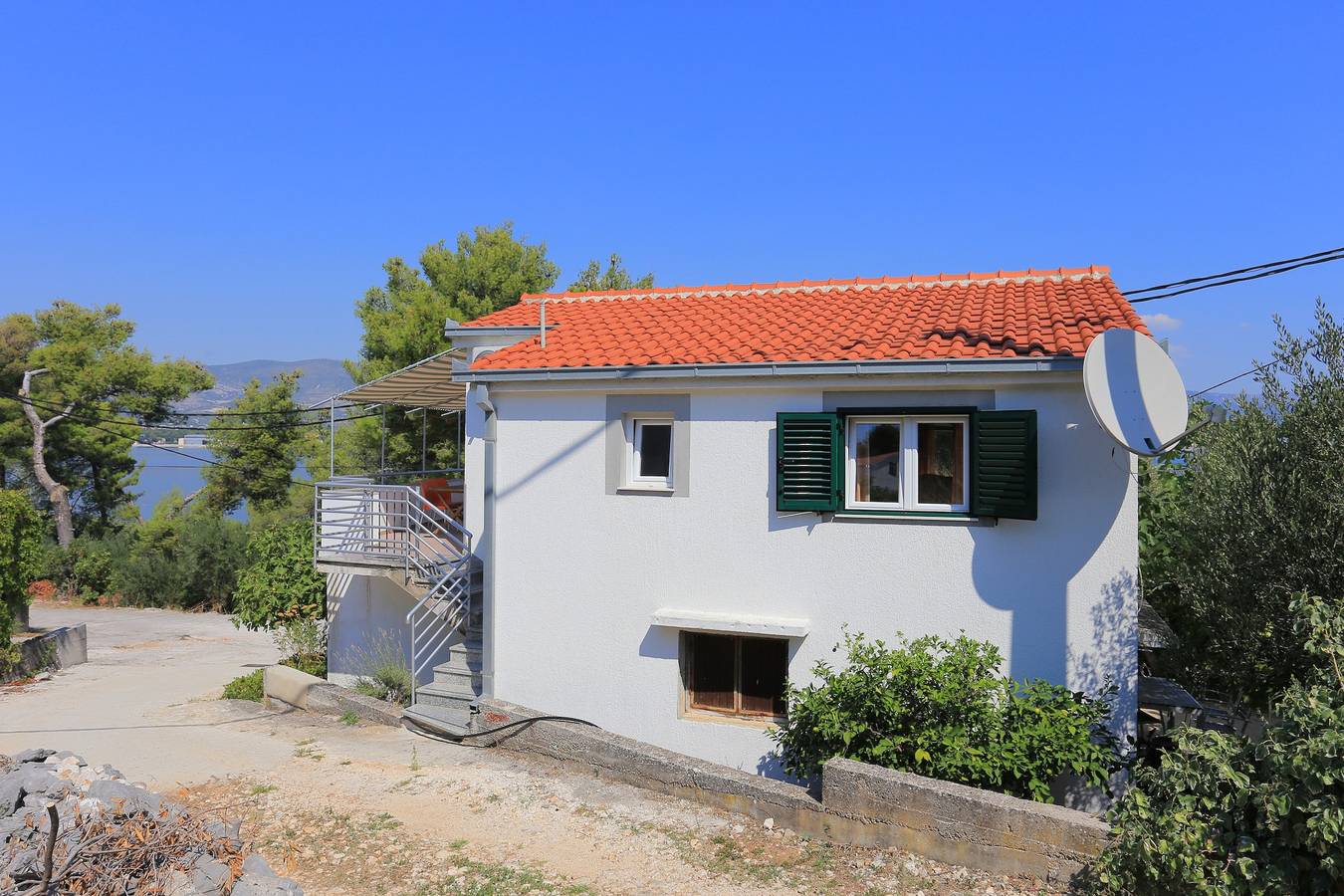 Cały apartament, Dwupokojowy apartament z tarasem i widokiem na morze Arbanija, Ciovo -a in Arbanija, Čiovo