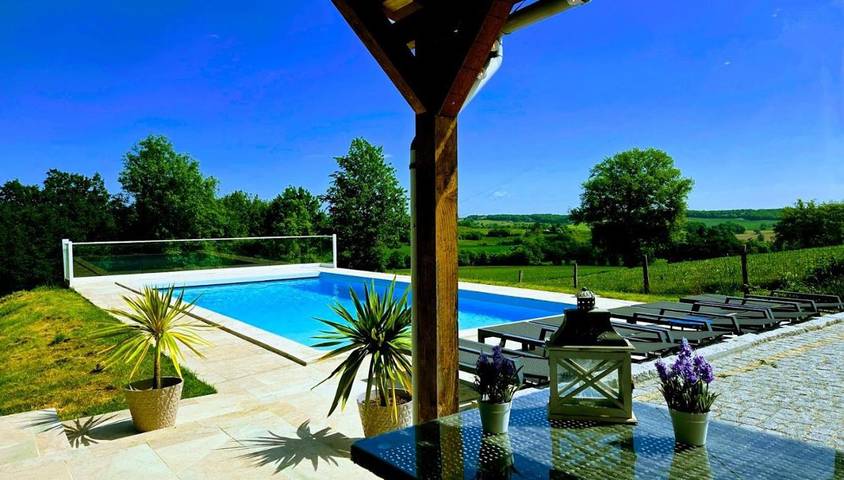 Location de vacances pour 8 personnes, avec vue et piscine ainsi que terrasse et jardin, animaux acceptés à Cancon