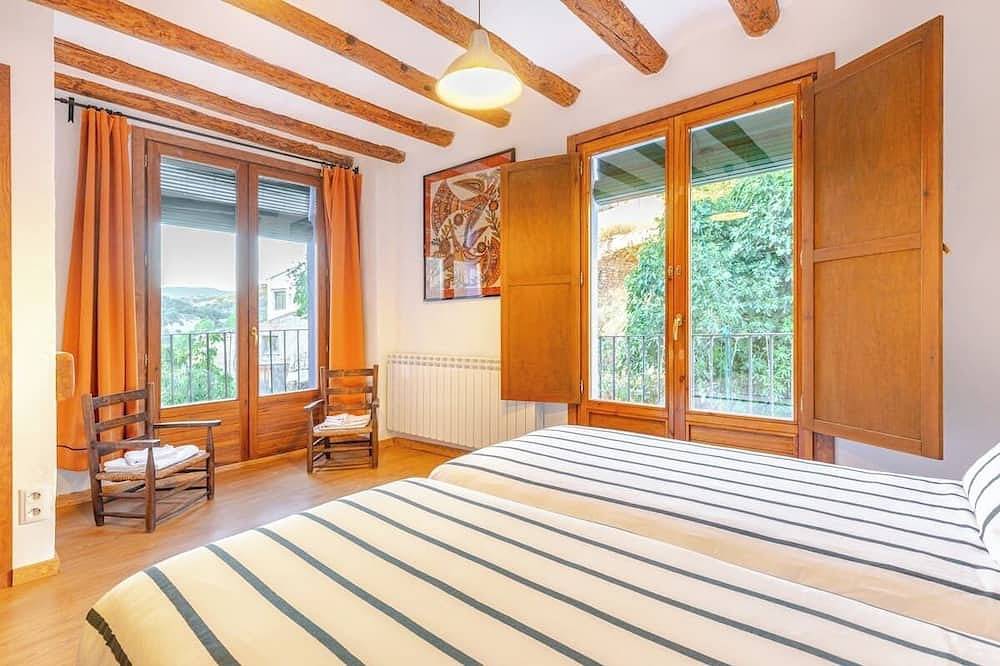 Casa Marco Costean, Double room with private bathroom and one other double room in Hoz y Costean, Huesca Province