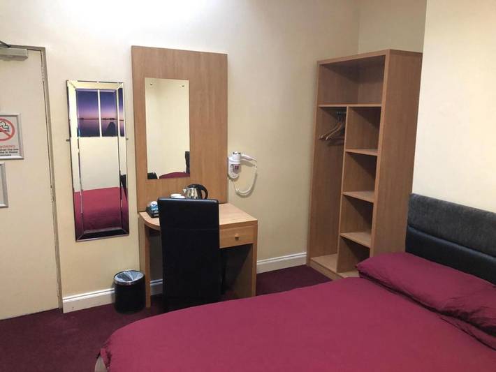 Bed and breakfast for 5 people, with Terrace and Garden in Sheffield