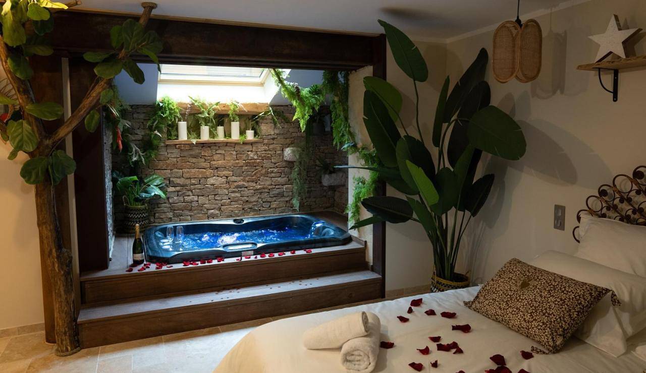 Appartement entier, Hébergement insolite avec jacuzzi privatif Millau in Millau, Parc naturel régional des Grands Causses
