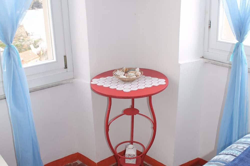 Entire apartment, Lovely Rustic by the Sea in Riomaggiore, Riomaggiore Municipality