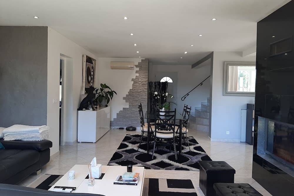 Beautiful air-conditioned villa with jacuzzi pool, large, quiet property with trees. in Belgodère, Calvi und Umgebung