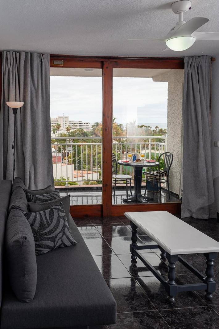 Hel lejlighed, Vacation Apartment 'Juanvi's Corner' with Sea View, Shared Pool and Wi-Fi in San Eugenio Alto, Adeje
