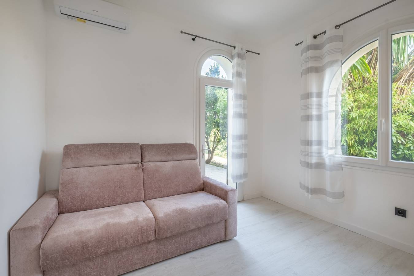 Entire studio, Studio Apartment 'Rubis' with Private Terrace, Wi-Fi and Air Conditioning in Nice (France), Mediterranean Coast (France)