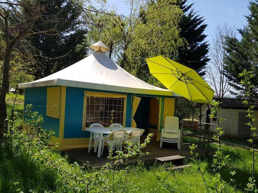Flower Camping la Pibola - Glamping tent 5 persons - Bungalow Toilé Prunier Standard 25m² (without sanitary facilities) - 2 bedrooms + uncovered terrace 10m² 5 pers. in Camon, Ariège