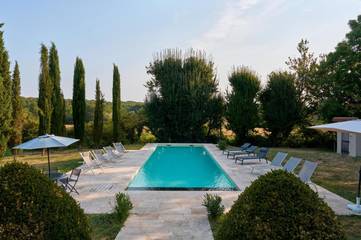 Gîte pour 17 personnes, avec jardin ainsi que terrasse et piscine à Chapdeuil