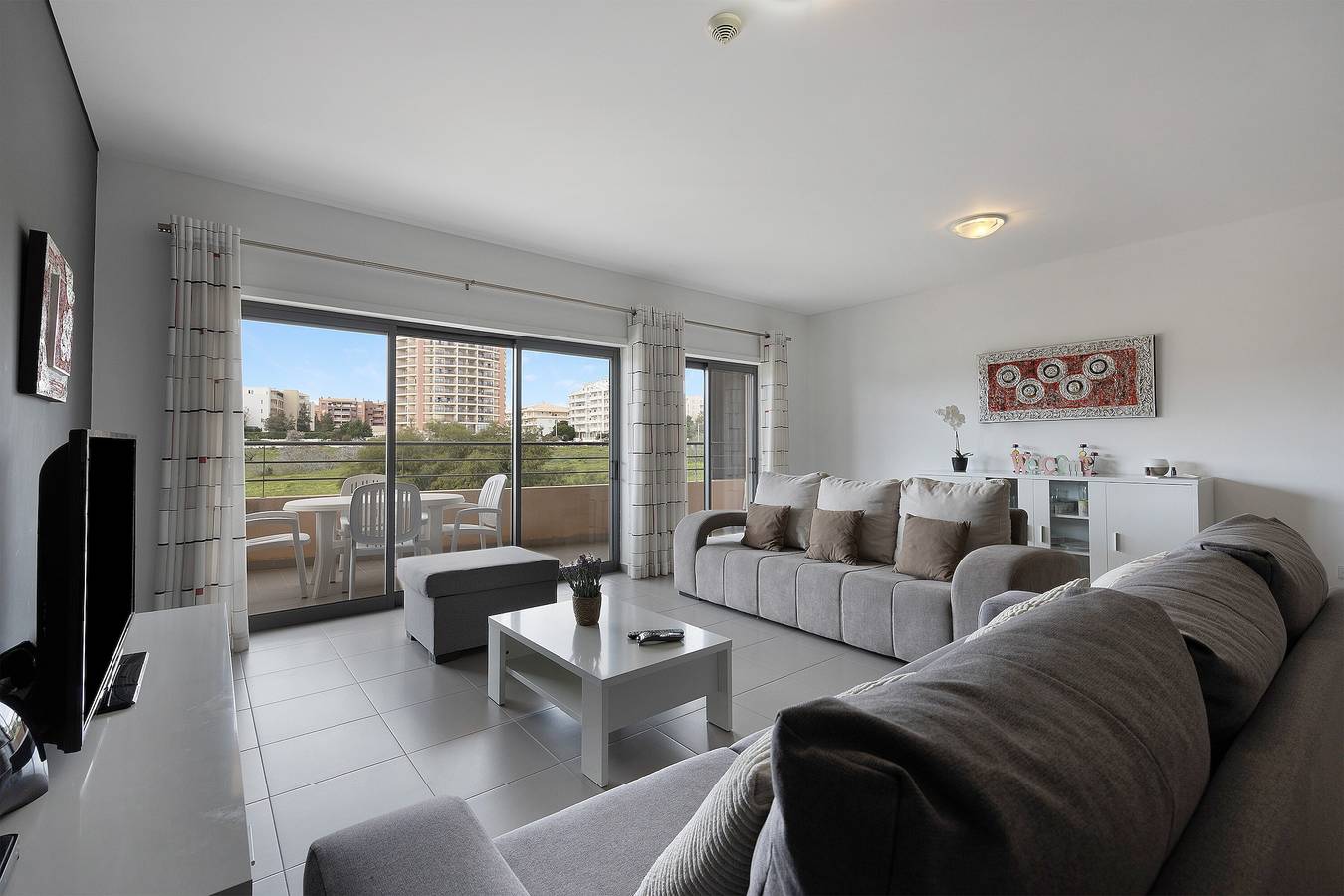 Ganze Wohnung, Ferienwohnung Comunidades Lusiadas mit Balkon, Gemeinschaftspool und Wlan in Praia da Rocha, Portimão