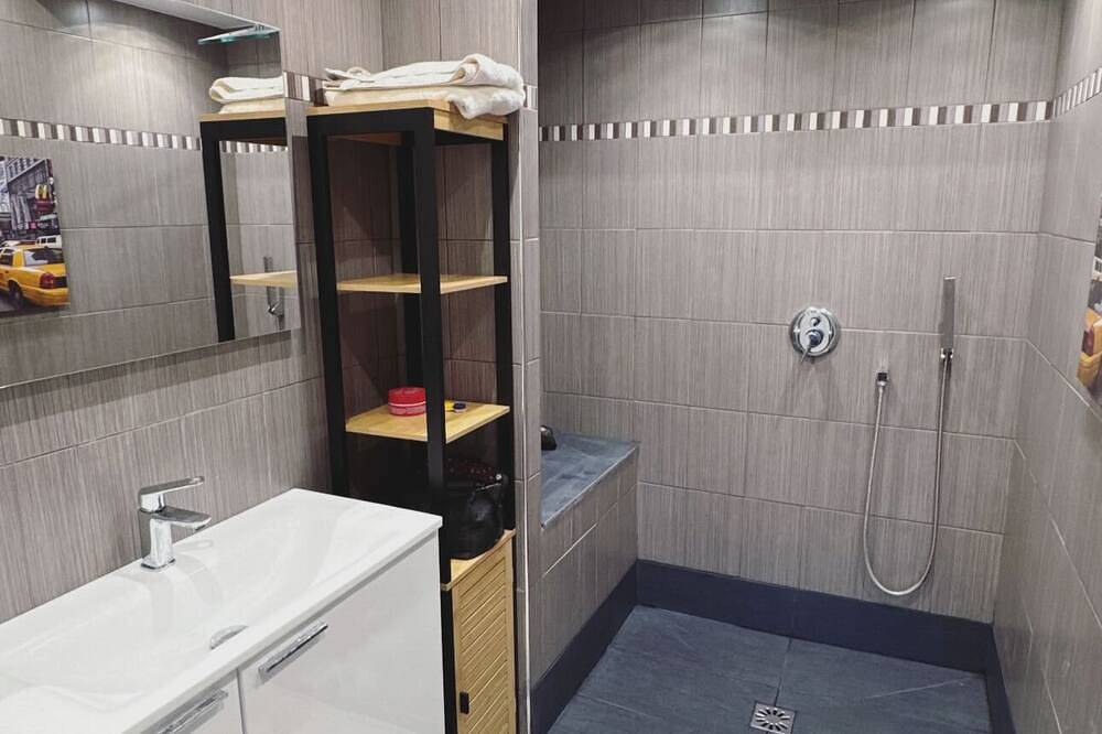 Entire apartment, Large 2-room apartment with quiet sea view + parking in Nice (France), Nice region