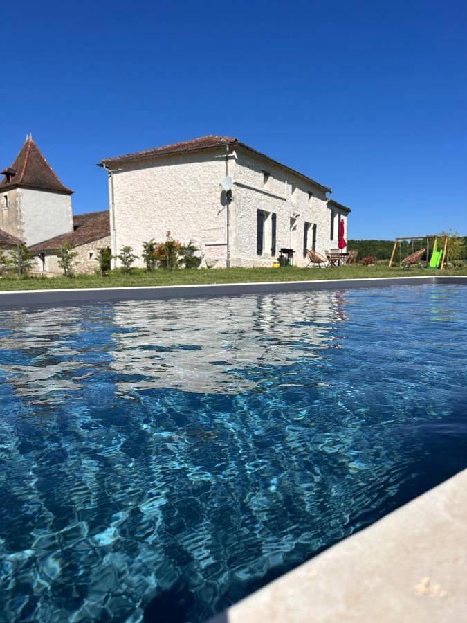 Location de vacances pour 8 personnes, avec jardin ainsi que vue et piscine, adapté aux familles à Hautefage-la-Tour