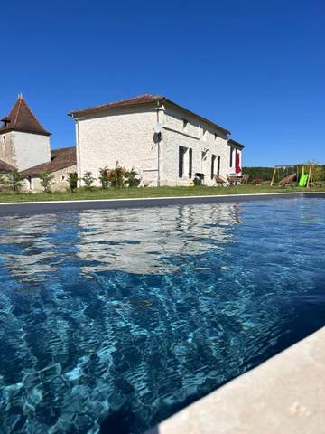 Gîte pour 8 personnes, avec piscine ainsi que vue et jardin, adapté aux familles à Hautefage-la-Tour