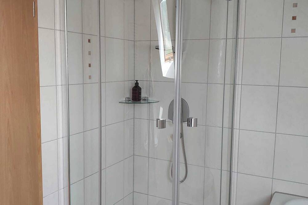 Ganze Wohnung, Stilvolle Ferienwohnung mit Fasssauna und Hot Tub in Laubach, Vogelsberg Region
