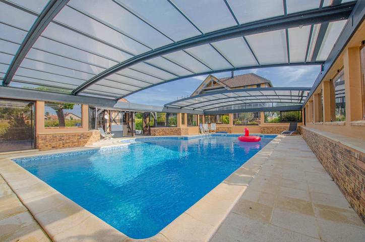 Gîte pour 4 personnes, avec terrasse ainsi que piscine et jardin