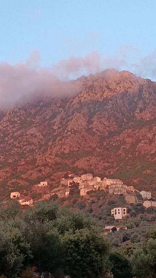 Location de vacances pour 6 personnes, avec piscine ainsi que terrasse et vue à Lama