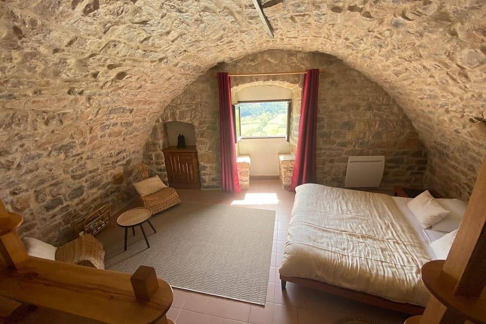 Entire apartment, Gîte Calades: Tarn stone and pebble flooring, Tarn view terrace under the vine! in Rivière-sur-Tarn, Parc naturel régional des Grands Causses
