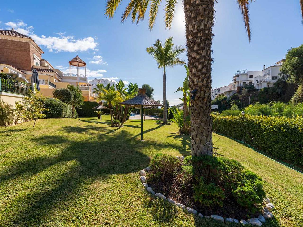 Jardines de Burriana Deluxe à 400m de la plage, piscine et terrasse privées in Playa de Burriana, Nerja