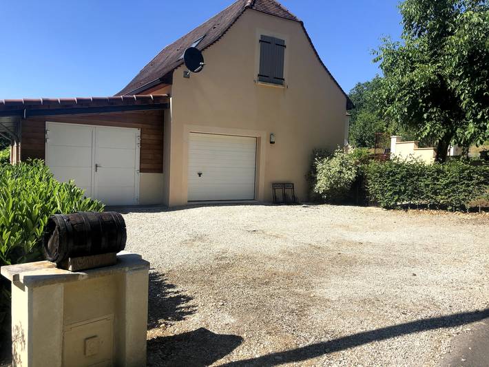 Gîte pour 5 personnes, avec piscine, adapté aux familles à Saint-Julien-de-Lampon