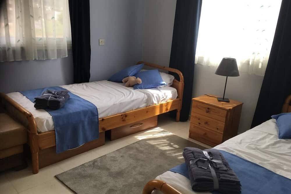 Makellose Villa mit privatem Pool nur 3 km vom Sandstrand von Coral Bay entfernt in Peyia, Südzypern