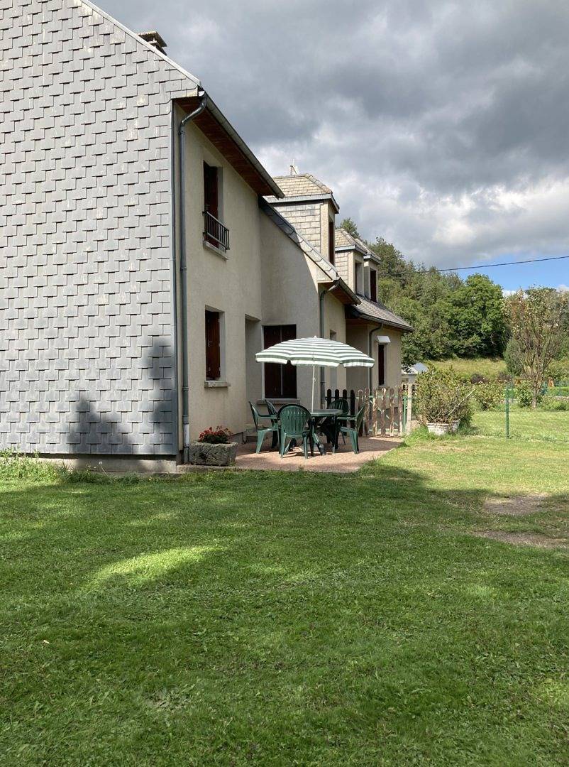 Maison mitoyenne, avec jardin in Chambon-sur-Lac, Parc naturel régional des Volcans d'Auvergne