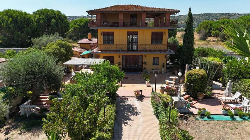 Location de vacances pour 10 personnes, avec vue et jardin à Agnone Bagni - 3