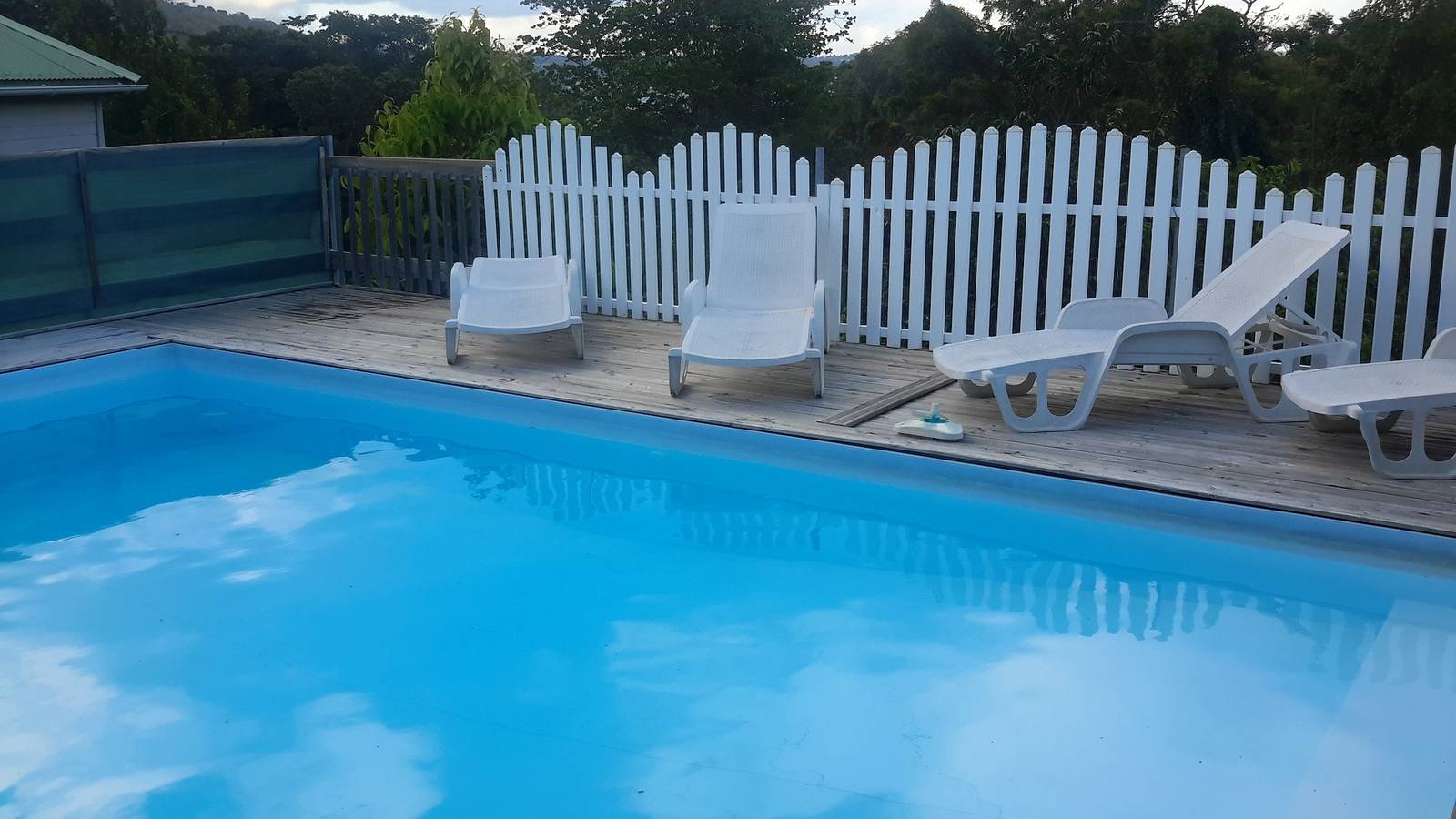 Charmanter Bungalow in Le Robert mit Gemeinschaftspool und Garten in Le Robert, Martinique