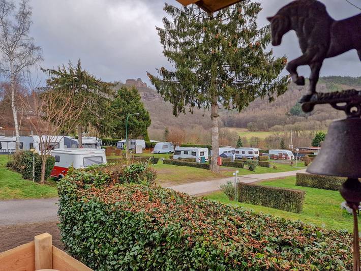 Wohnwagen für 4 Personen, mit Terrasse und Sauna sowie Ausblick und Garten, mit Haustier in Eifel (Nordrhein-Westfalen) - 2