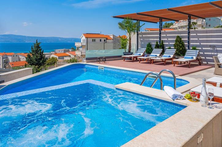 Luxuriöse Villa Bane mit beheiztem Pool, Whirlpool, Billard, 120 m vom Sandstrand entfernt in Dugi Rat, Omis-Riviera
