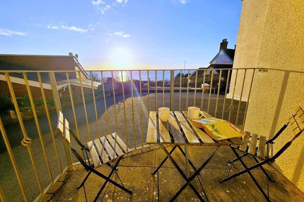 Entire apartment, Spacious 2 bed apartment opposite main beach! in Woolacombe, Devon