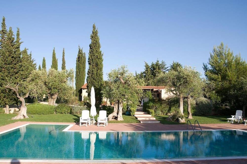 Leralora-Cherry House. Elegant villa with swimming pool, a stone's throw from the sea in Conversano, Region de Bari