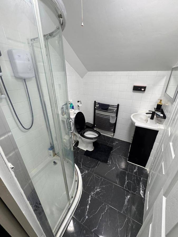 Big room, king size bed with private bathroom in a Stylish 4 bed Home with Large Garden & Drive, in Coventry, Birmingham Area
