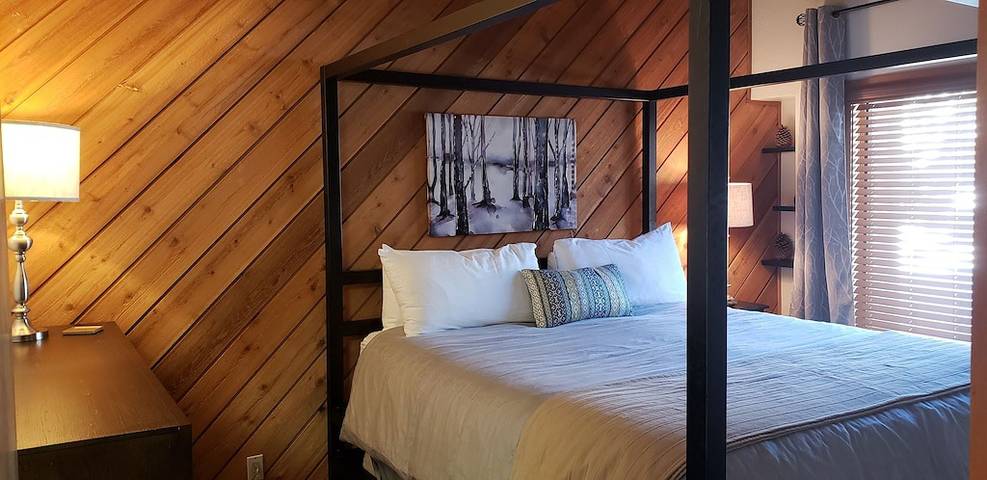 Vacation rental for 8 people, with sauna and yard as well as hot tub in Mammoth Lakes