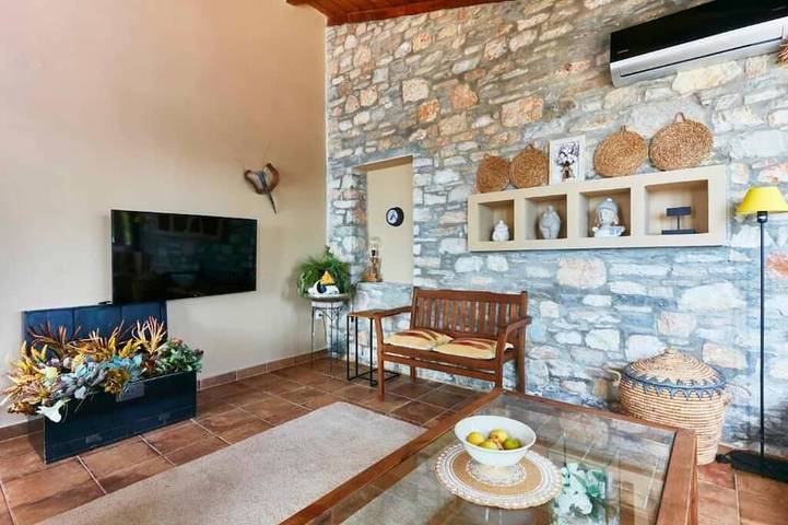 Ideal location close to the beach in Sporaden