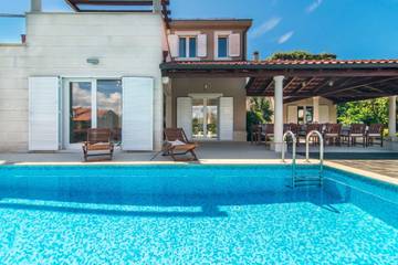 Villa for 13 People in Supetar, Split-Dalmatia, Photo 4