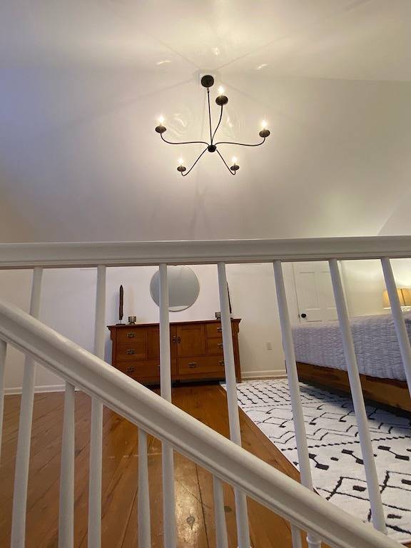 Erleben Sie Geschichte in einem originalen Kutschenhaus, das sich hinter einem Kolonialhaus befindet. in Mena, Ouachita National Forest