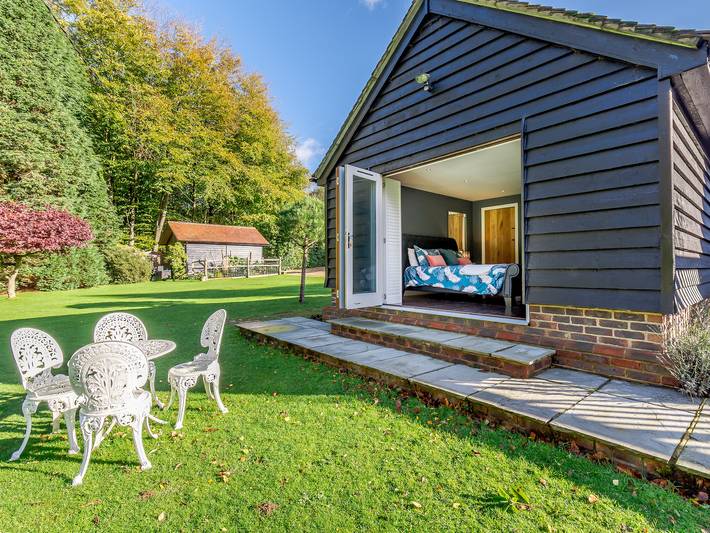 Log cabin for 2 people, with garden in West Sussex