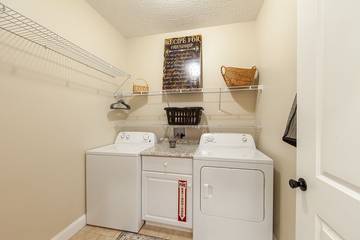 Log Cabin for 8 Guests in Sevierville, Sevier County, Picture 2