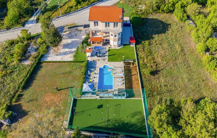 Geräumige 180 m² große Wohnung mit Pool und Terrasse, 800 m vom Zentrum von Dugopolje entfernt in Dugopolje, Dalmatinisches Zagora