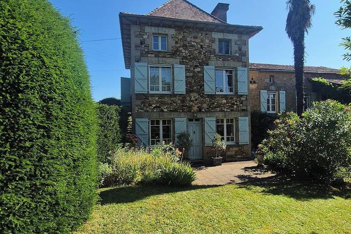 Gîte pour 6 personnes, avec piscine ainsi que jardin et terrasse
