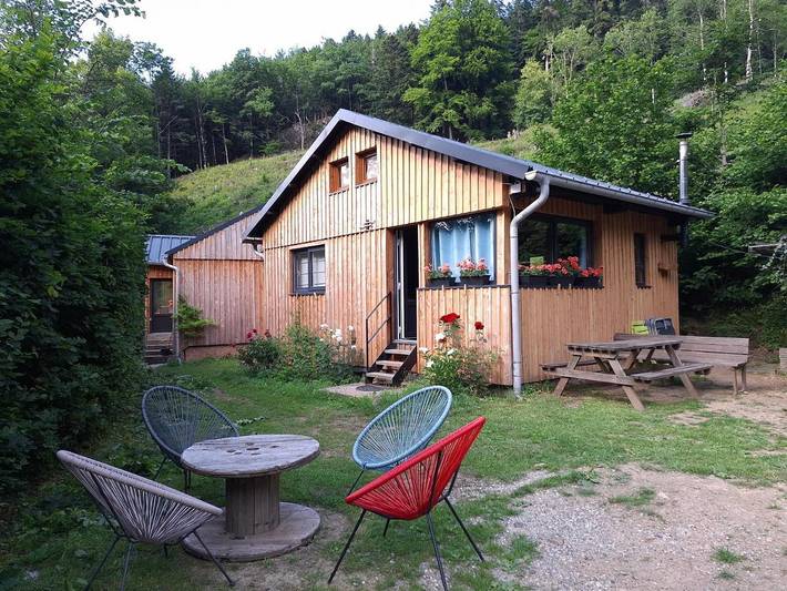 Chalet pour 4 personnes, avec jacuzzi ainsi que terrasse et jardin