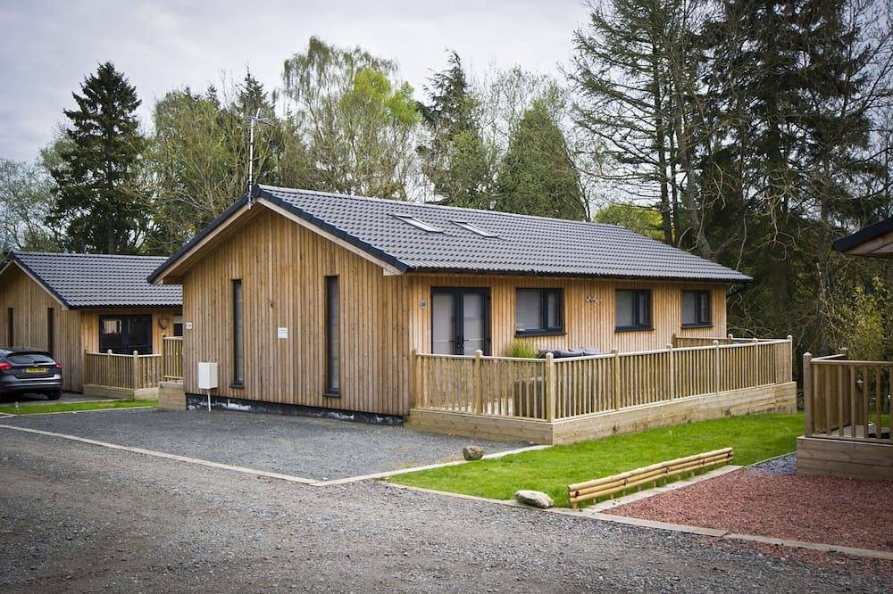 The Hideaway - stunning 3 bedroom lodge with top of the range hot tub in Northumberland National Park