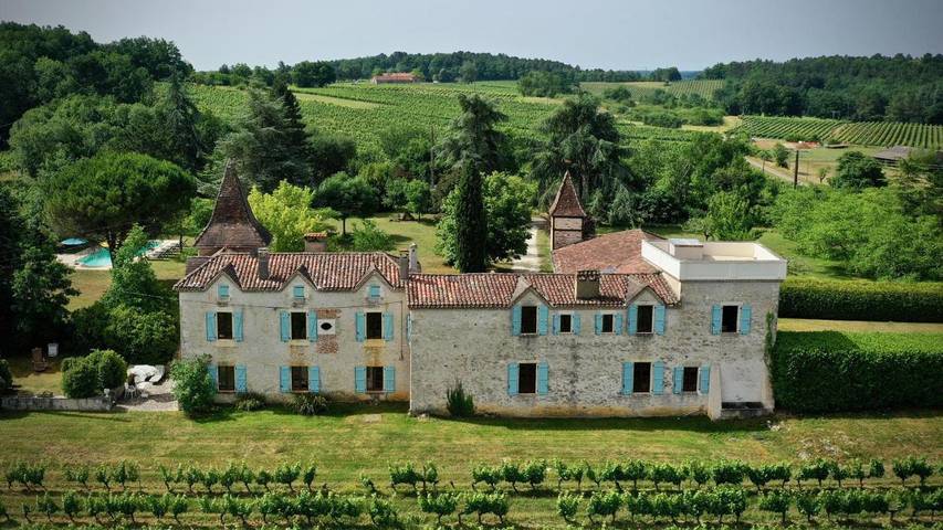 Location de vacances pour 6 personnes, avec piscine ainsi que jardin et vue, adapté aux familles à Albas