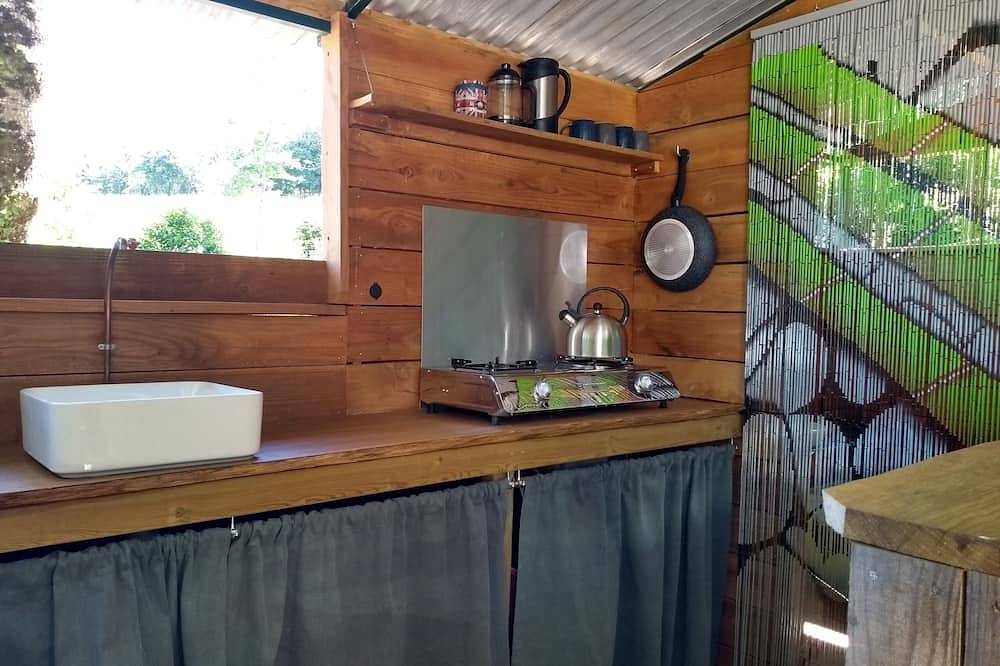 Romantic riverfront shepherds' hut with outdoor kitchen w/firepit in Busserolles, Parc naturel régional Périgord-Limousin