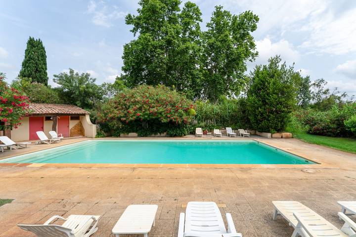 Casa vacanze 'Réattu' con piscina condivisa, Wi-Fi e aria condizionata in Fourques, Costa mediterranea (Francia)