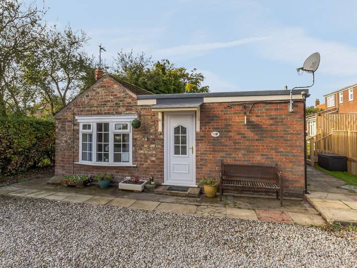 Cottage for 4 people, with yard in York