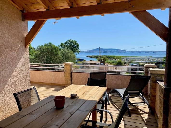 Location de vacances pour 4 personnes, avec terrasse et vue sur le lac à Mèze