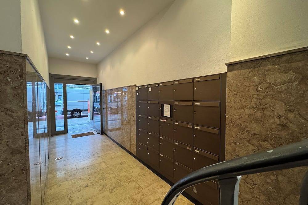 Central Düsseldorf Apartment: 2 Beds, Wifi, Elevator – Close to Hbf & Fair in Düsseldorf-Friedrichstadt, Düsseldorf