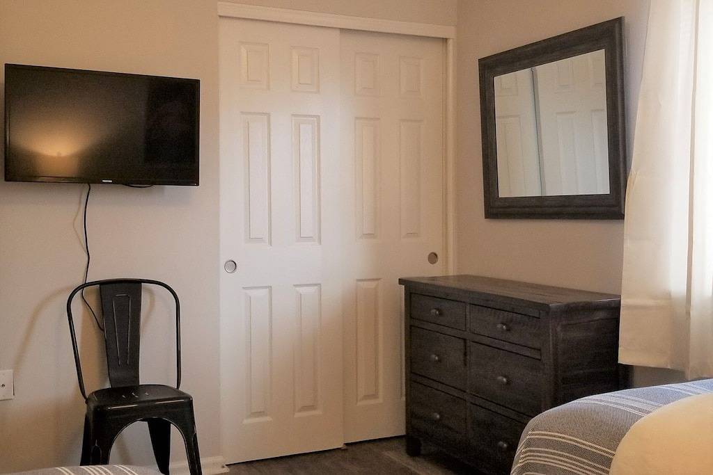 Ganze Wohnung, King Bed! Cozy Amelia Island Gem just steps to the beach. in Fernandina Beach, Amelia Island