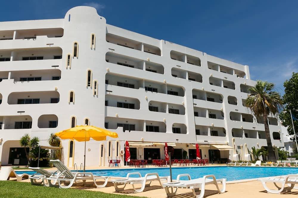 Apartamento inteiro, Apart T1 em hotel com piscina e jardim. Internet.4 pessoas, independente. Novo in Albufeira, Distrito de Faro